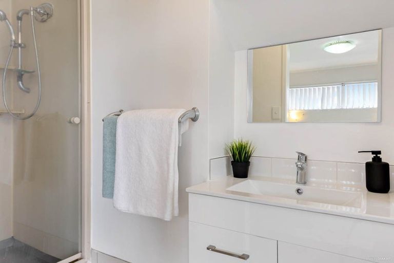 Photo of property in 54 Edgeworth Road, Glenfield, Auckland, 0629