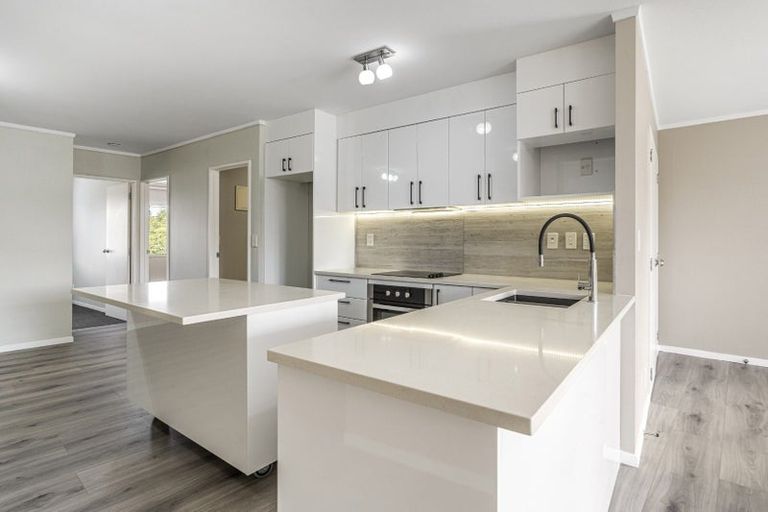 Photo of property in The Haven, 4/120 Beach Haven Road, Beach Haven, Auckland, 0626