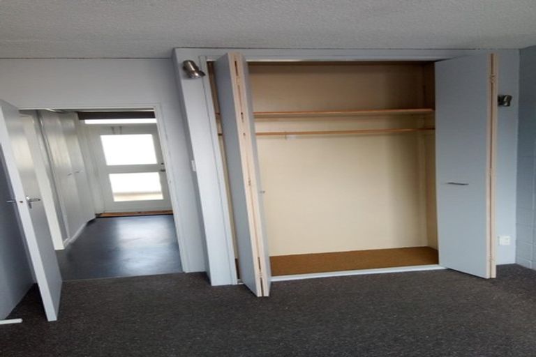 Photo of property in Beresford Apartments, 5/118 Russell Terrace, Berhampore, Wellington, 6023