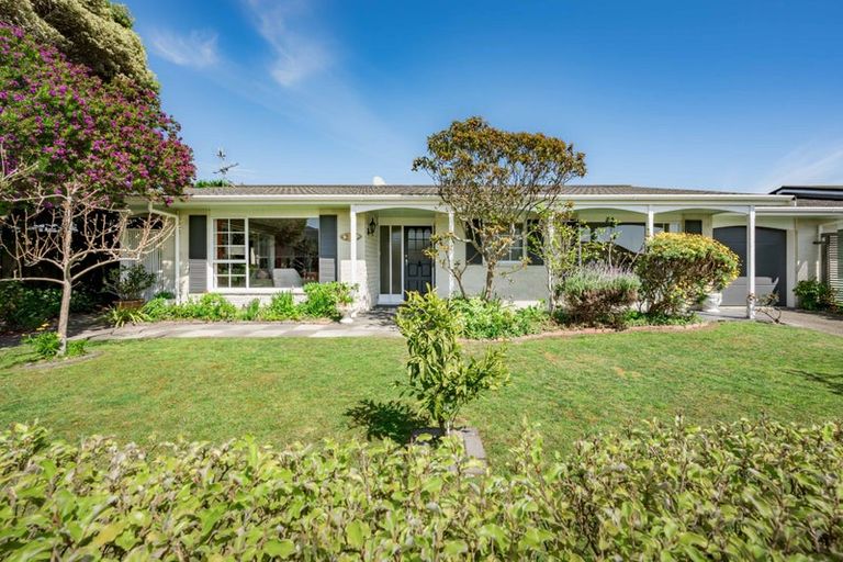 Photo of property in 33 Rewarewa Crescent, Waikanae, 5036