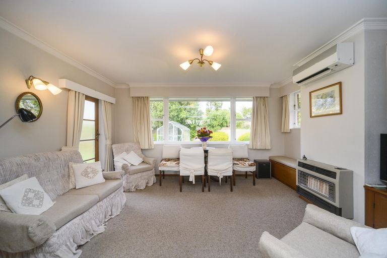 Photo of property in 6 Churchill Avenue, Hokowhitu, Palmerston North, 4410