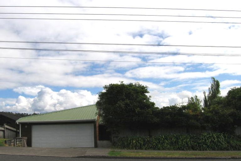 Photo of property in 23 Avonleigh Road, Green Bay, Auckland, 0604
