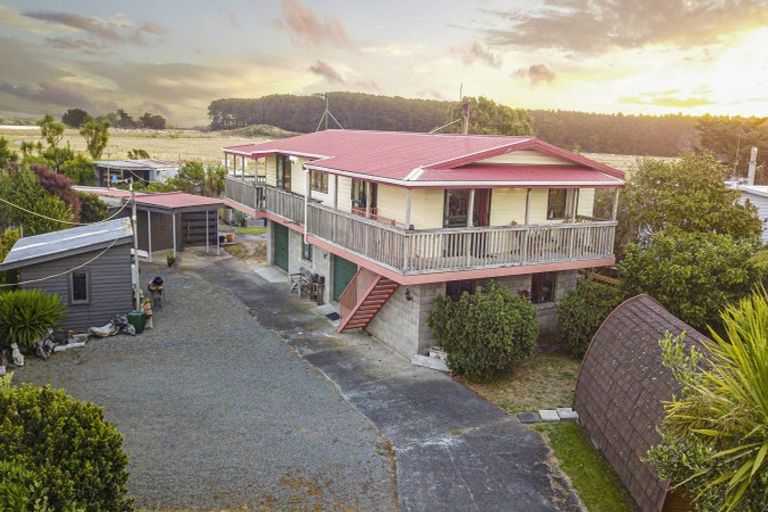 Photo of property in 1931 Parewanui Road, Parewanui, Bulls, 4894