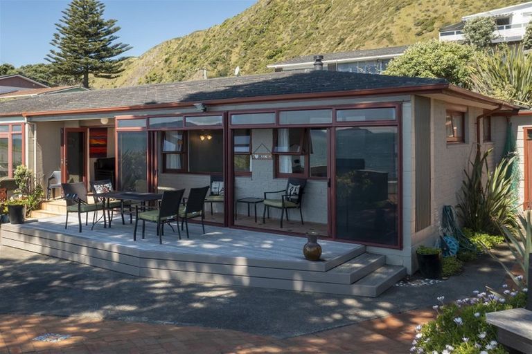 Photo of property in 2/33 Beach Road, Paekakariki, 5034