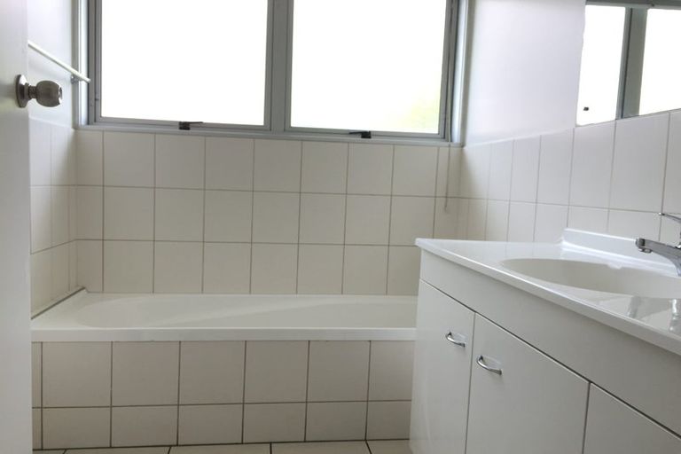 Photo of property in 2 Frank Evans Place, Henderson, Auckland, 0610