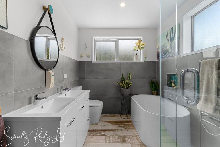 Photo of property in 37 Willow Lane, Maungaturoto, 0588