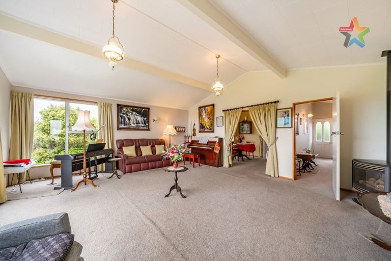 Photo of property in 2 Honeysuckle Grove, Maungaraki, Lower Hutt, 5010