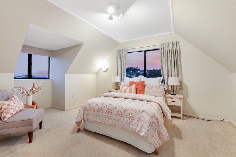 Photo of property in 15 Higham Ferrers Place, Red Beach, 0932