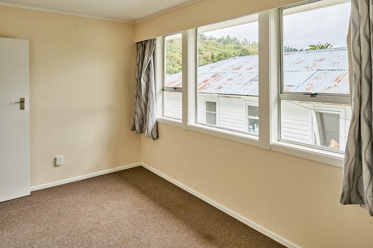 Photo of property in 4 Thomson Grove, Stokes Valley, Lower Hutt, 5019