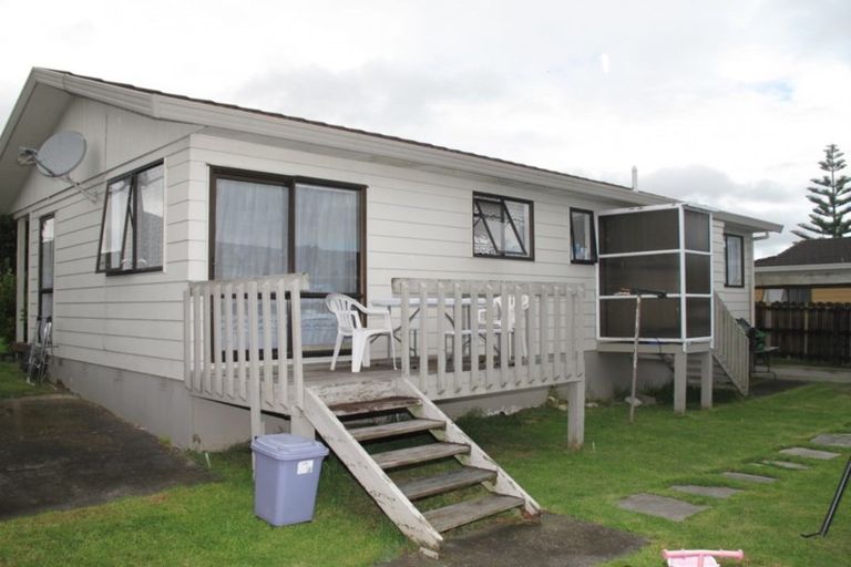 Photo of property in 2/11 Etherton Drive, Weymouth, Auckland, 2103
