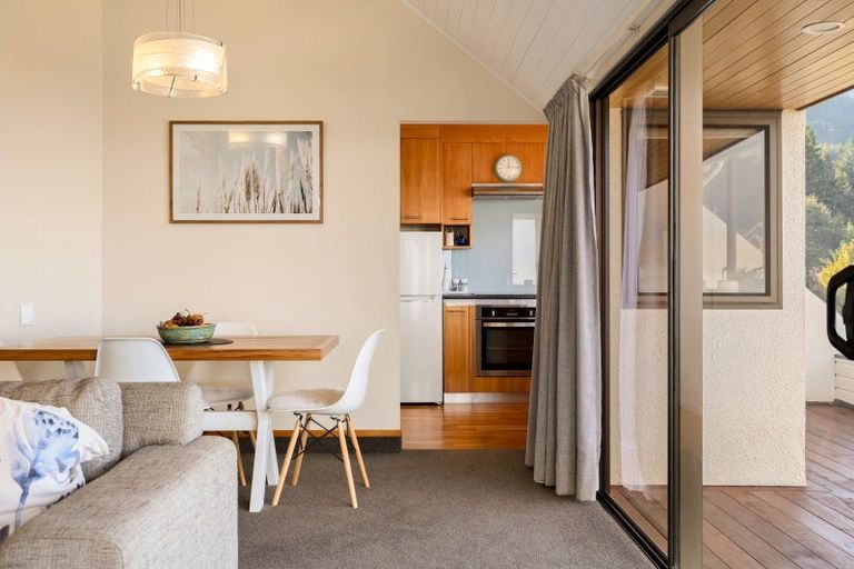 Photo of property in 110b Wynyard Crescent, Fernhill, Queenstown, 9300