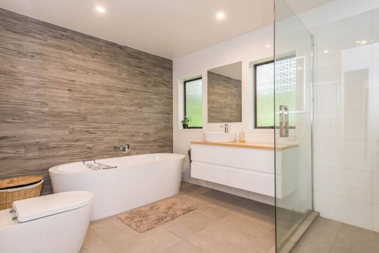 Photo of property in 204 Forest Hill Road, Waiatarua, Auckland, 0612