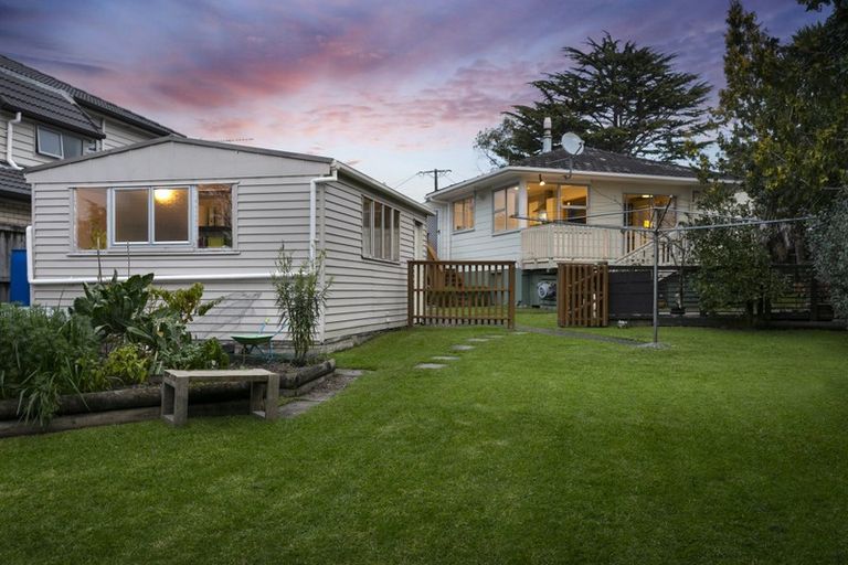 Photo of property in 20 Cron Avenue, Te Atatu South, Auckland, 0610