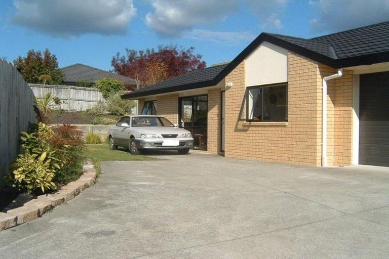 Photo of property in 4 Parkcrest Drive, Henderson, Auckland, 0612