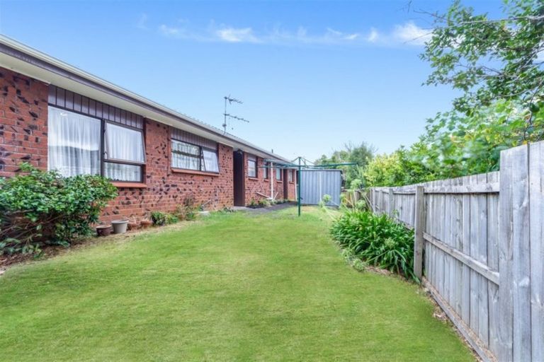 Photo of property in 2/303a Great North Road, Henderson, Auckland, 0612