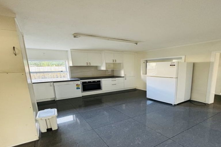 Photo of property in 4 Kaponga Crescent, New Lynn, Auckland, 0600