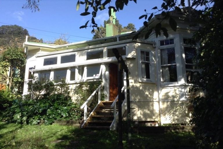 Photo of property in 10 Taungata Road, York Bay, Lower Hutt, 5013