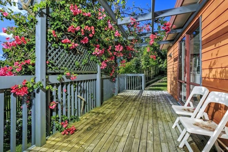 Photo of property in 18 Mallard Place, Unsworth Heights, Auckland, 0632