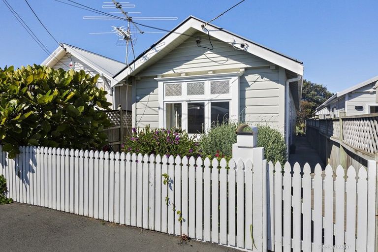 Photo of property in 18 Apu Crescent, Lyall Bay, Wellington, 6022