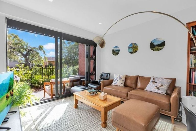 Photo of property in 2/25g Potter Avenue, Northcote, Auckland, 0627