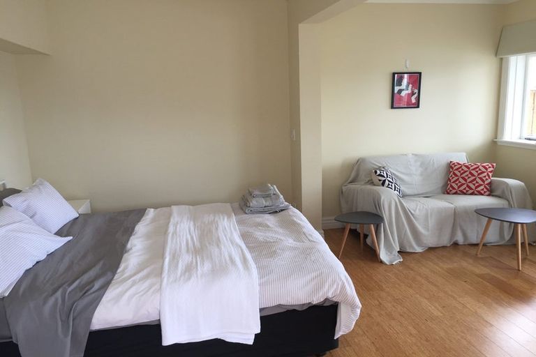 Photo of property in 19 Harbour View Road, Northland, Wellington, 6012