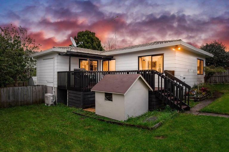 Photo of property in 19 Loughanure Place, Massey, Auckland, 0614
