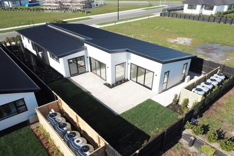 Photo of property in 40 Lumbarda Drive, Kumeu, 0810