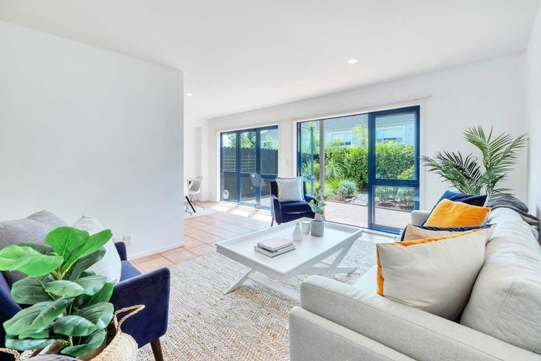 Photo of property in 3/70 Fernhill Way, Oteha, Auckland, 0632