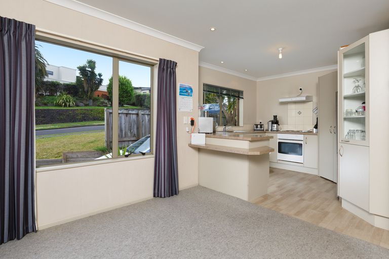 Photo of property in 2 Lysaght Place, Welcome Bay, Tauranga, 3112