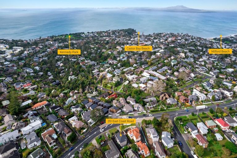 Photo of property in 210 East Coast Road, Forrest Hill, Auckland, 0620