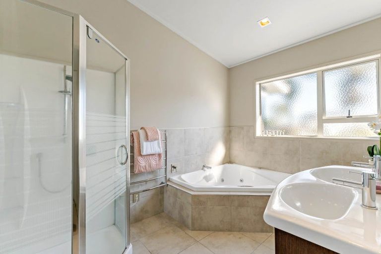 Photo of property in 154 Sandspit Road, Shelly Park, Auckland, 2014