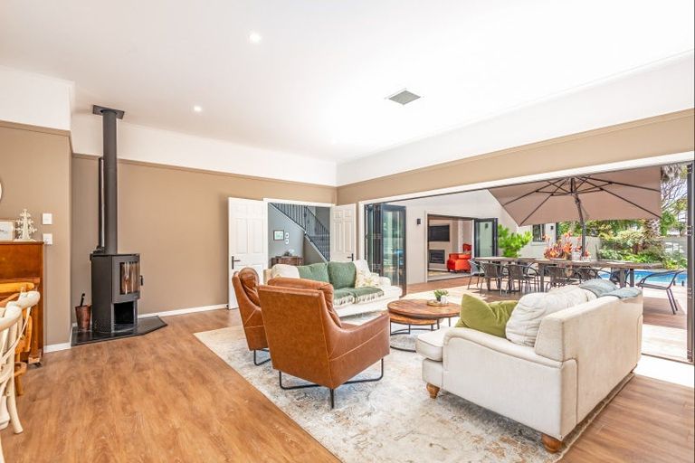 Photo of property in 52 Turitea Road, Fitzherbert, Palmerston North, 4472