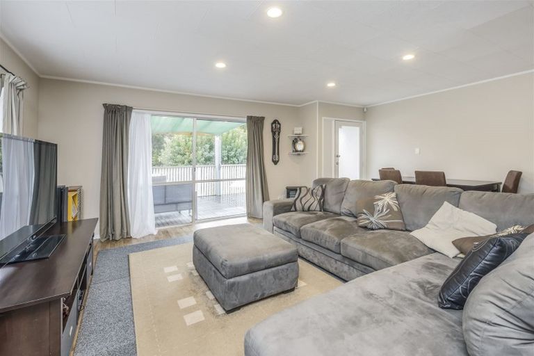 Photo of property in 1/40 Kingsclere Place, Goodwood Heights, Auckland, 2105