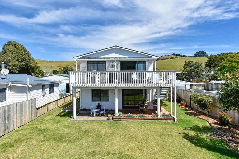 Photo of property in 13 Bertram Road, Kawakawa Bay, Papakura, 2585