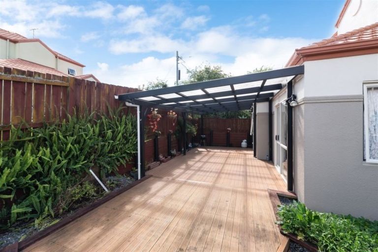 Photo of property in 10 Dainton Place, New Lynn, Auckland, 0600