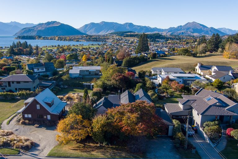 Photo of property in 8 Kennedy Crescent, Wanaka, 9305