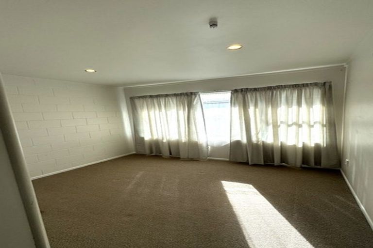 Photo of property in 12 Dawnhaven Drive, Te Atatu Peninsula, Auckland, 0610