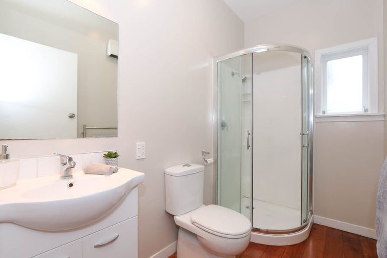 Photo of property in 70 Kelburn Parade, Kelburn, Wellington, 6012