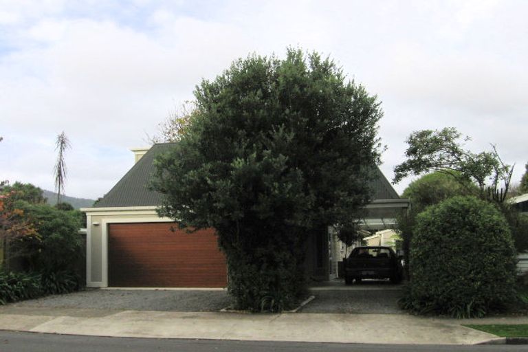 Photo of property in 17 Walton Avenue, Waikanae, 5036
