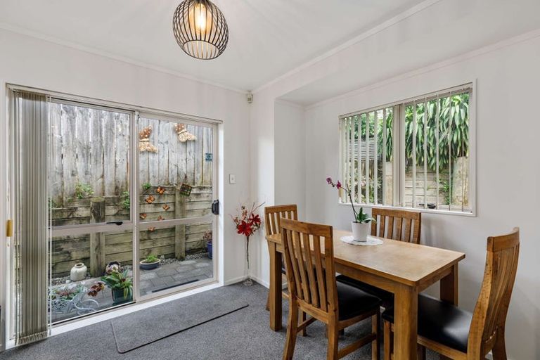 Photo of property in 10/43 Fruitvale Road, New Lynn, Auckland, 0600