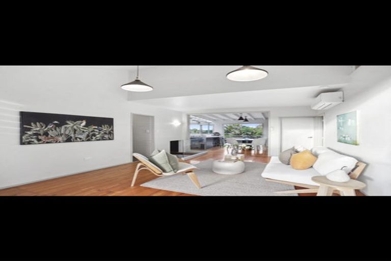 Photo of property in 8 Arapito Road, Titirangi, Auckland, 0604