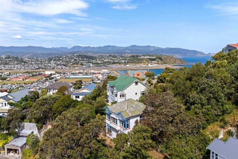 Photo of property in 25 Sutherland Crescent, Melrose, Wellington, 6023