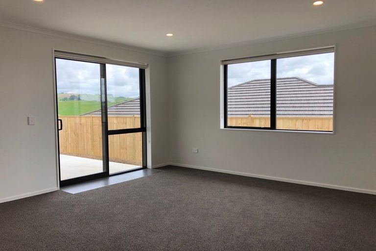 Photo of property in 10 James Elliot Way, Pokeno, 2402