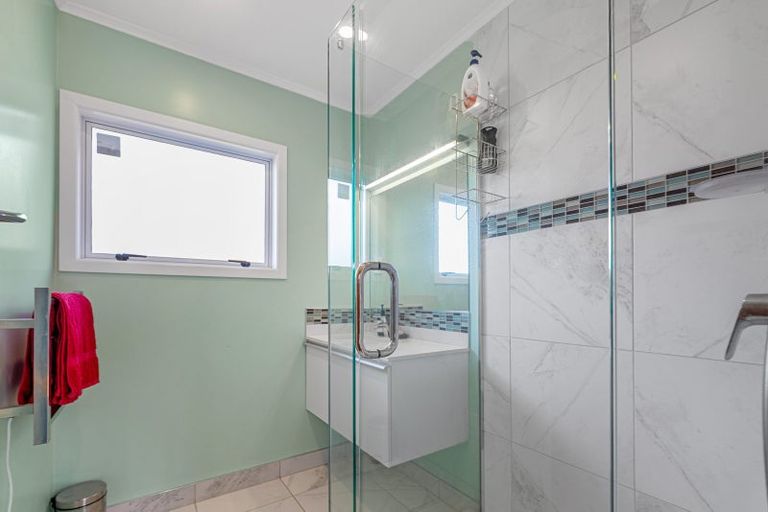 Photo of property in 3 Hughdene Place, Henderson, Auckland, 0610