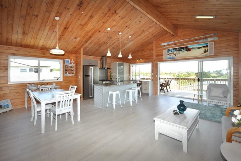 Photo of property in 37 Shakespear Road, Army Bay, Whangaparaoa, 0930