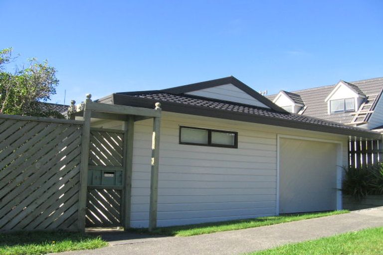 Photo of property in 44 Nalanda Crescent, Broadmeadows, Wellington, 6035
