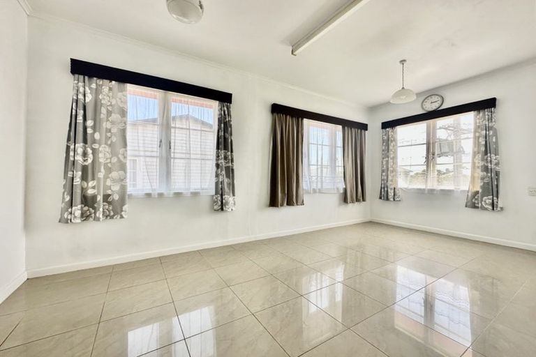 Photo of property in 15 Seddon Avenue, Papatoetoe, Auckland, 2104