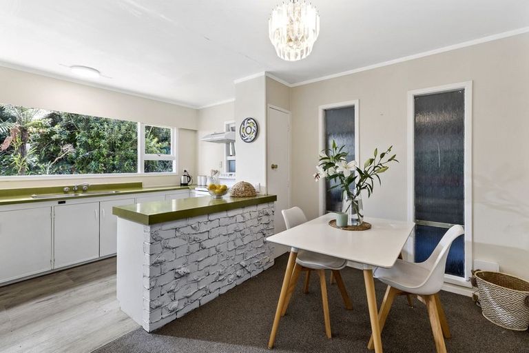 Photo of property in 1/7 Tallington Crescent, Torbay, Auckland, 0630