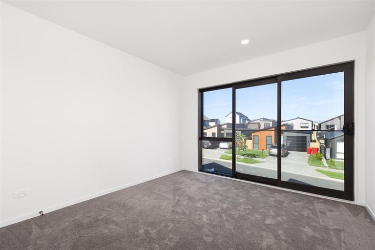 Photo of property in 8 Paparahi Place, Wainui, 0992