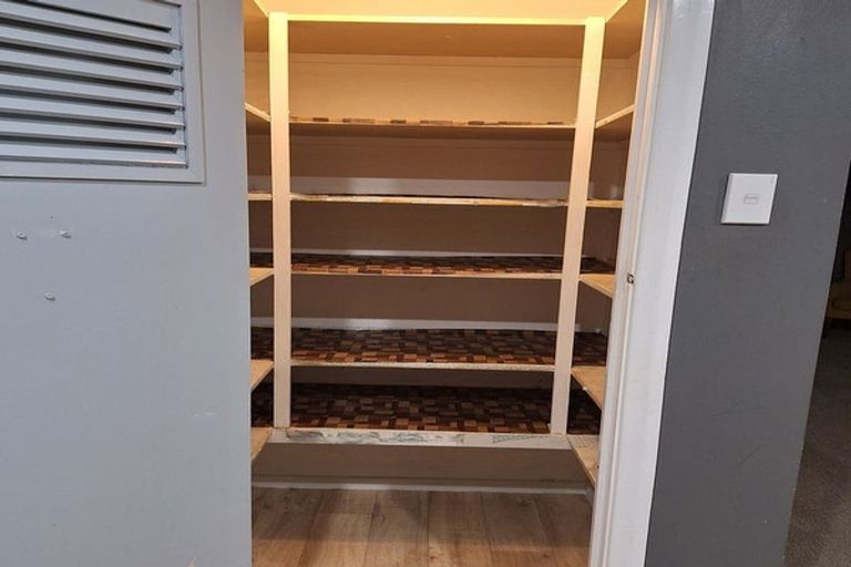 Photo of property in 18 Lyndfield Lane, Newlands, Wellington, 6037